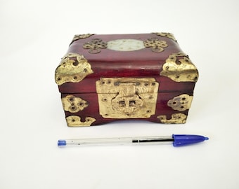 Small wooden Chinese  jewellery box with pale green carved jade medallion decorated with etched brass circa 1970 wooden jewelry chest
