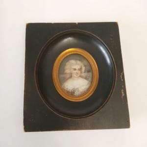 Antico ritratto in miniatura con cornice in legno, bordo in ottone e vetro bombato, circa 1940, miniatura francese dipinta firmata di donna con vetro convesso