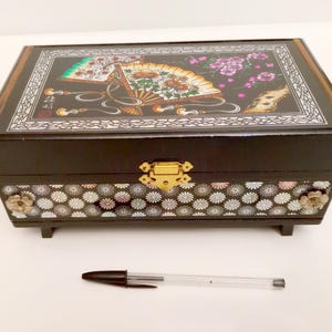 Zwart gelakte muziekdoos met waaiers en bloemen chinoiserie-ontwerp gemaakt in Japan circa 1970 Groot sieradendoosje met ballerina speelt MY WAY