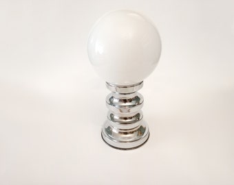 Space Age grote chromen tafellamp met grote witte opaline wereldbol circa 1960 Midcentury tafellamp uit Spanje