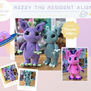 Könnte beinhalten: Das Bild zeigt drei gehäkelte Alien-Puppen in Lila, Grau und Rosa. Die Puppen haben große Augen und kleine Antennen, mit grünen Akzenten. Der Text enthält "REZZY THE RESIDENT ALIEN" und "ALIEN Crochet Pattern".