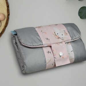 Juego de cambiador impermeable para bebés / cambiador de viaje / embrague de pañales con cambiador / regalo de nueva mamá / viaje / personalizado