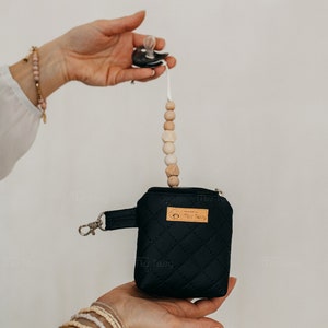 Borsa porta ciuccio impermeabile nera / Porta ciuccio / Porta ciuccio / Tasca porta ciuccio / Porta ciuccio / Regalo per neonati / schnullertaschen floreale / nero