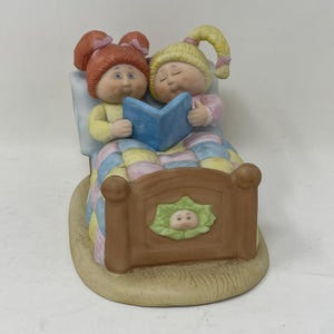 ヴィンテージ 1984年 キャベツパッチキッズ フィギュア ベッドで読書する女の子たち ザビエル・ロバーツ