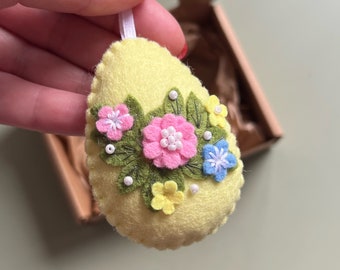 Handgemaakt bloemenvilt paaseiornament