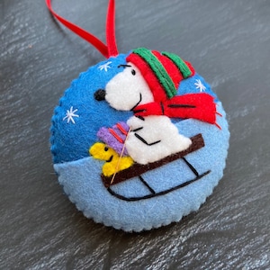 Vilt kerstversiering, Snoopy Christmas, Snoopy, kerstornament, handgemaakte Snoopy, kerstboomviltdecoratie