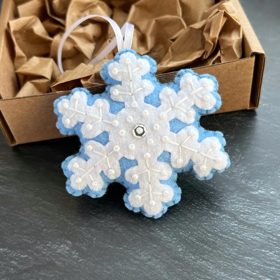 Instructions de bricolage. Tutoriel étape par étape. Fabrication de flocon de neige en feutre pour Noël. Étape 5 - empilez tous les détails sur des flocons de neige multicouches. Vue de dessus