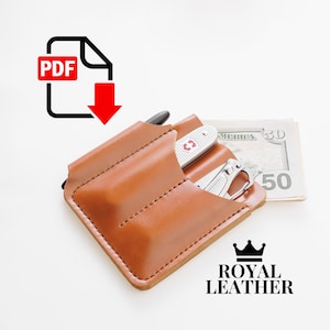Op de afbeelding: Een bruine leren zakorganizer met drie vakken om items zoals een pen, een multitool en een karabijnhaak te dragen. De organizer wordt getoond met een pen, een Zwitsers zakmes, een karabijnhaak en wat contant geld. De tekst "ROYAL LEATHER" is op de organizer gedrukt.
