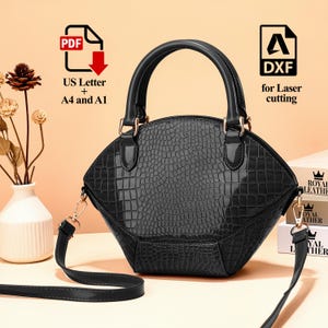 Peut inclure: Sac &agrave; main noir avec un motif textur&eacute; en forme de peau de crocodile. Il poss&egrave;de une poign&eacute;e sup&eacute;rieure et une bandouli&egrave;re amovible. Le sac pr&eacute;sente des d&eacute;tails dor&eacute;s et le texte "PDF US Letter + A4 and A1" et "DXF for Laser cutting".