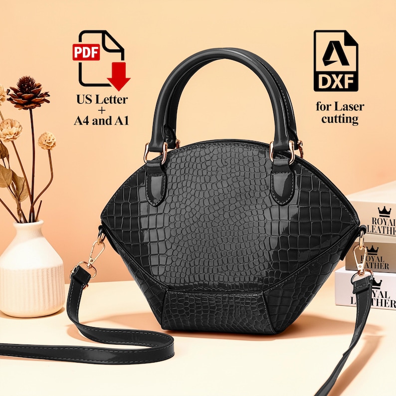 Peut inclure: Sac &agrave; main noir avec un motif textur&eacute; en forme de peau de crocodile. Il poss&egrave;de une poign&eacute;e sup&eacute;rieure et une bandouli&egrave;re amovible. Le sac pr&eacute;sente des d&eacute;tails dor&eacute;s et le texte "PDF US Letter + A4 and A1" et "DXF for Laser cutting".