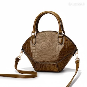 Peut inclure: Sac &agrave; main vert olive avec une texture peau de crocodile. Le sac a un dessus arrondi avec une poign&eacute;e et une bandouli&egrave;re amovible. Des d&eacute;tails dor&eacute;s ornent le design du sac.