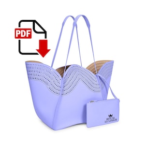 Puede incluir: Un bolso tote de color lila con una pequeña bolsa a juego. El bolso tote presenta un borde festoneado decorativo con un diseño perforado. El bolso tiene asas largas y finas y las palabras "ROYAL LEATHER" están impresas en la bolsa.