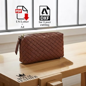 Pode incluir: Uma clutch de couro castanho entrançado com zíper dourado, sobre uma superfície de madeira. A clutch tem formato retangular e um padrão entrançado. A imagem também inclui ícones de arquivos PDF e DXF com o texto: "US Letter + A4" e "DXF for Laser cutting".