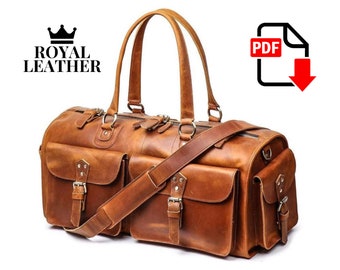 Pode incluir: Uma bolsa de viagem de couro marrom com vários bolsos e uma alça de ombro. A bolsa tem um fecho de correr e uma alça superior. A bolsa é feita pela Royal Leather.