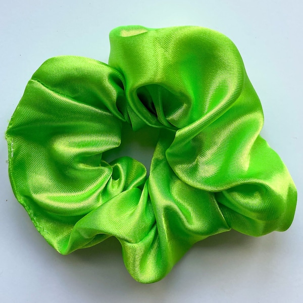 Chouchou en satin vert citron vert néon, accessoires pour cheveux durables, chutes, tissu d'invendus, vert vif, doux pour les cheveux, élastique, fabriqué au Royaume-Uni