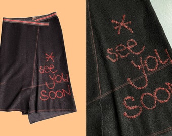 Cop Copine zwarte wollen rok, tot ziens slogan, asymmetrische rok, lage taille, avant-garde stijl, Y2k, jaren 00, jaren negentig