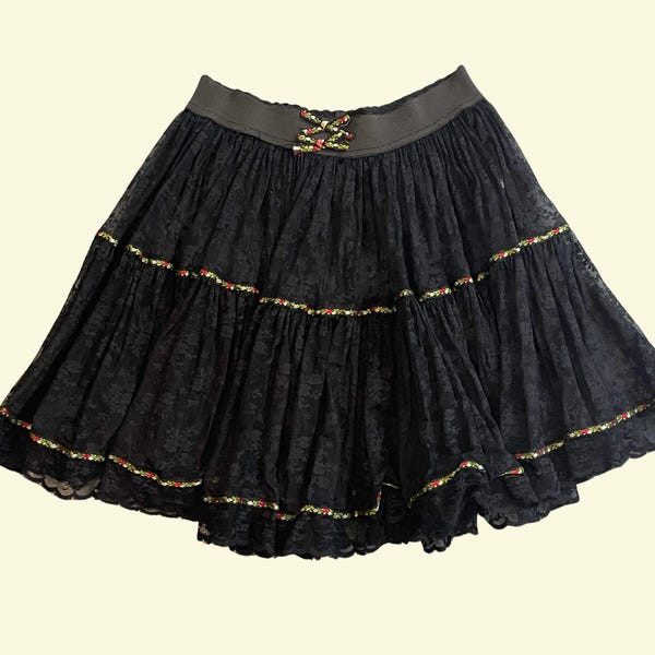 Betsey Johnson schwarzer Spitzen-Skaterrock | Y2K 00s Gestufte Spitzen Minirock | Elastische Taille | Designer Vintage | Größe S