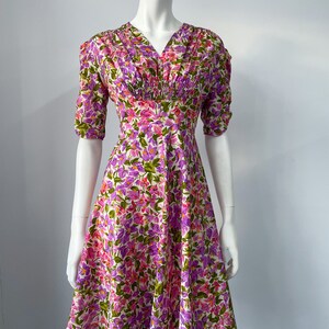 Vintage 70-tals blommig A-linjeklänning: Lila & Rosa V-ringning bild 8
