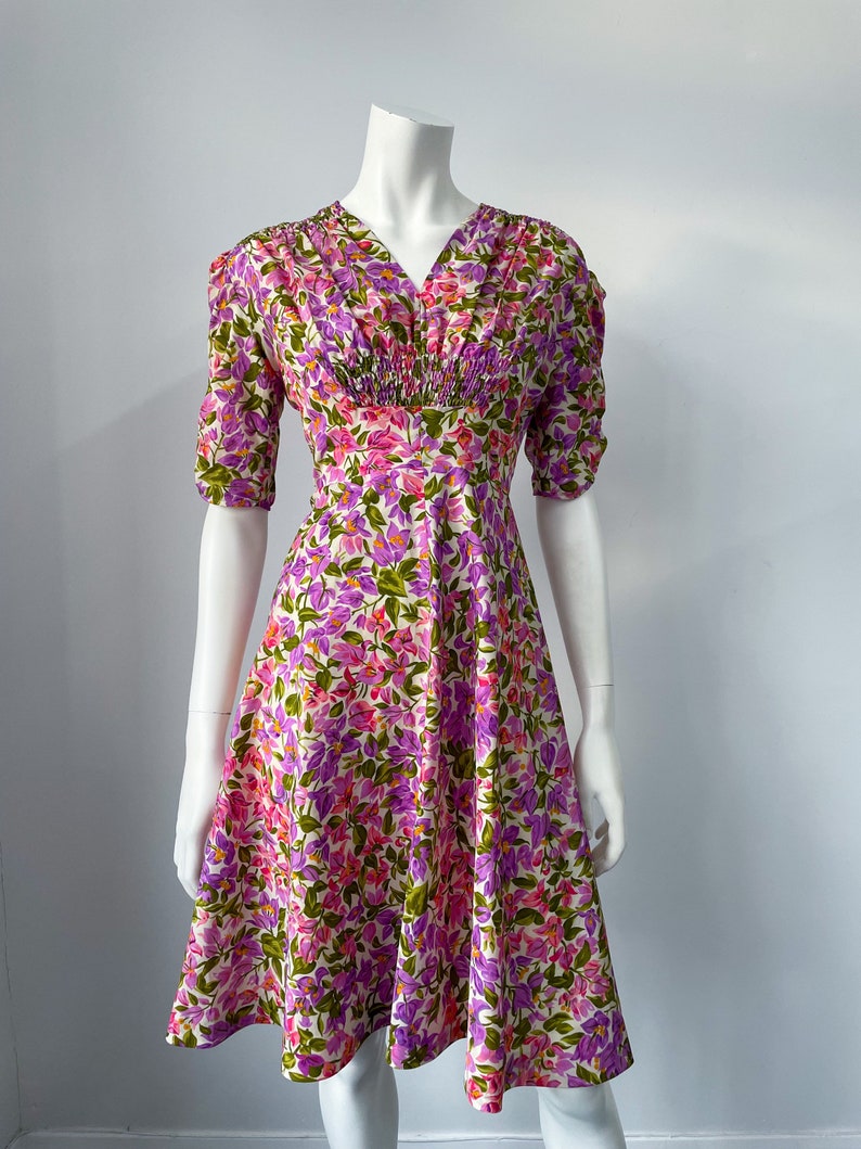 Vintage 70-tals blommig A-linjeklänning: Lila & Rosa V-ringning bild 8
