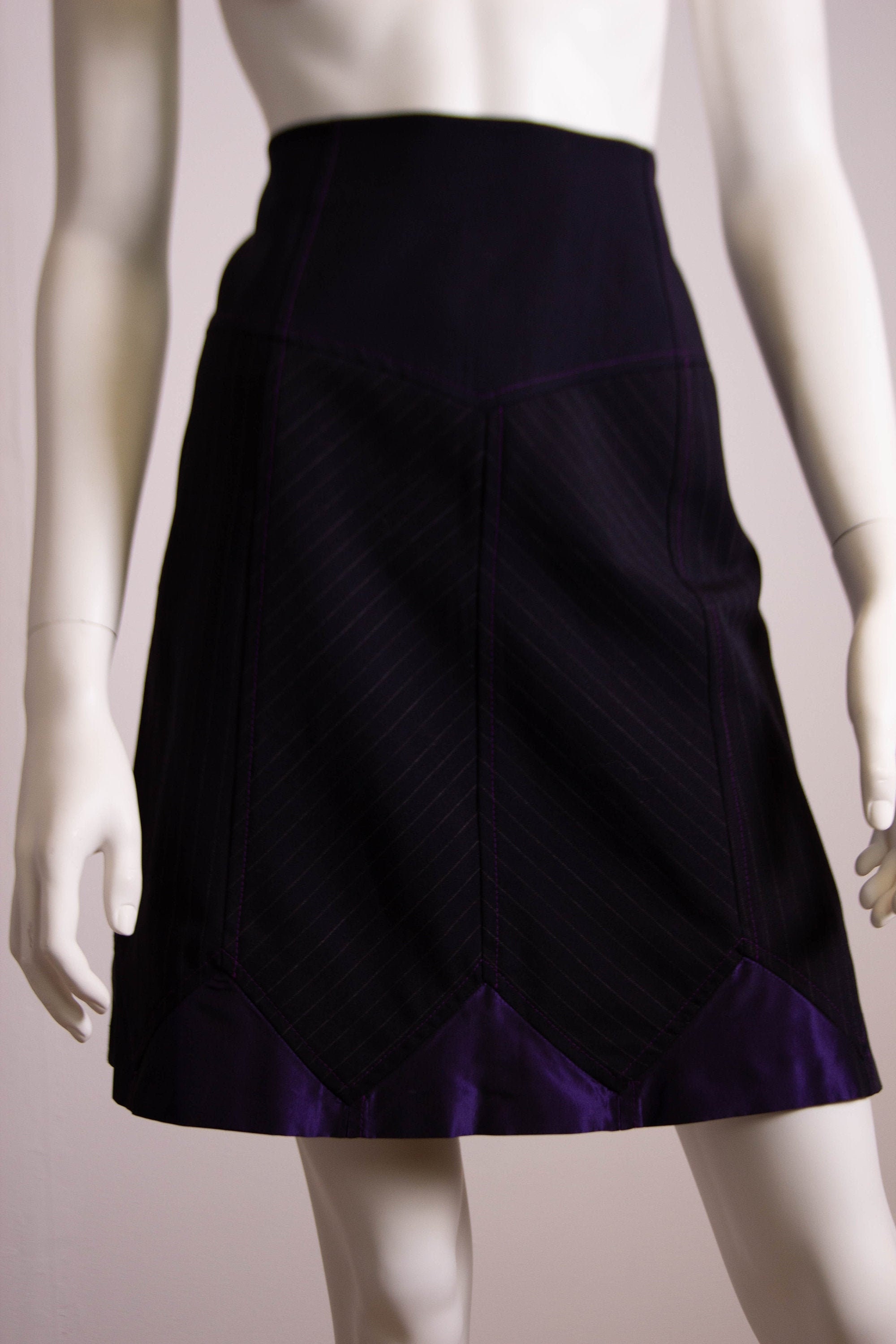 Image of Vintage Etro Black Wool Skirt/Purple Hemline Detail Knee Length Size  Eu  Medium