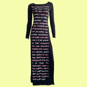 Vestido largo vintage con estampado de texto de Moschino Jeans, ajustado, en negro, blanco y rojo, con abertura en la pierna, años 80