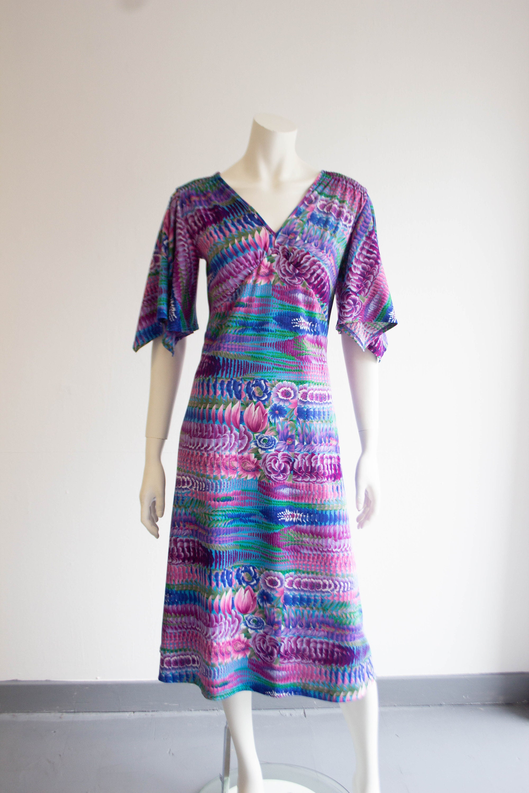 70年代ヴィンテージフローラルプリントドレス：万華鏡のようなVネック