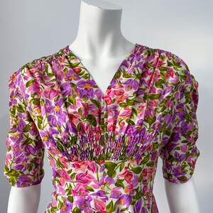 Vintage 70-tals blommig A-linjeklänning: Lila & Rosa V-ringning bild 5