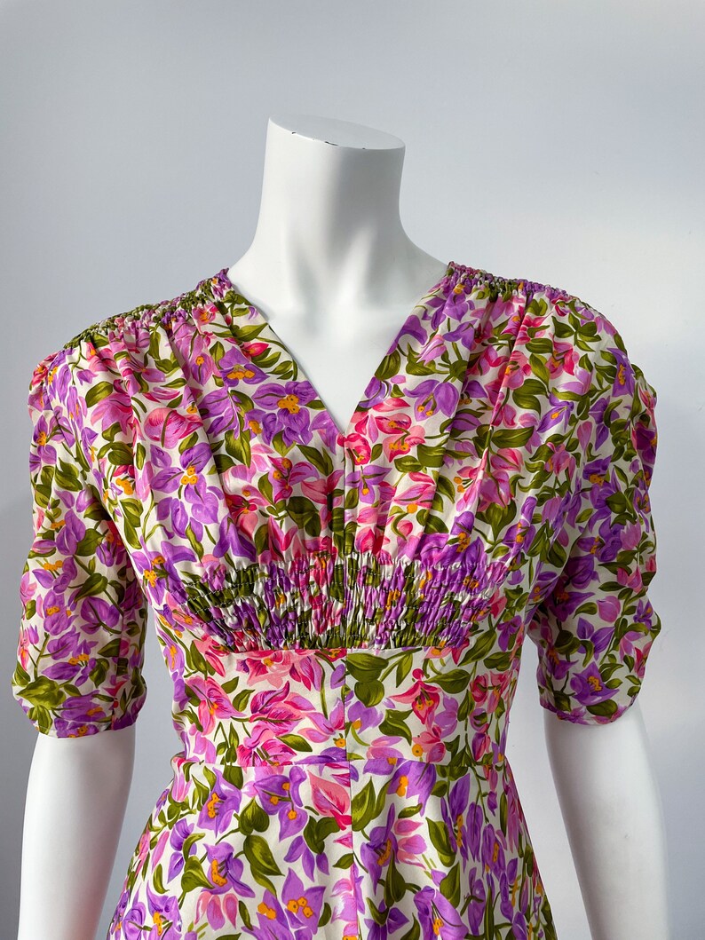 Vintage 70-tals blommig A-linjeklänning: Lila & Rosa V-ringning bild 5