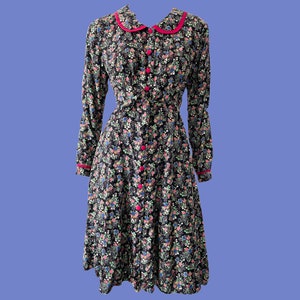 Vestido vintage con cuello estampado floral, cuello Peter Pan, motivo floral, vestido con cinturón, años 70, años 70, vestido camisero, escote alto
