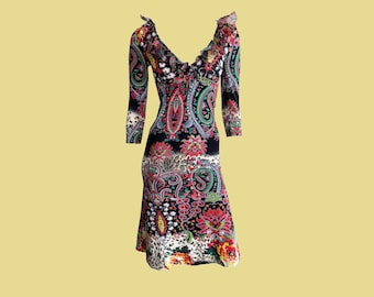 Y2K Paisley-mönstrad Roberto Cavalli-klänning, midilängd, v-ringning med volangdetaljer, 3/4-ärmar, psykedeliskt tryck