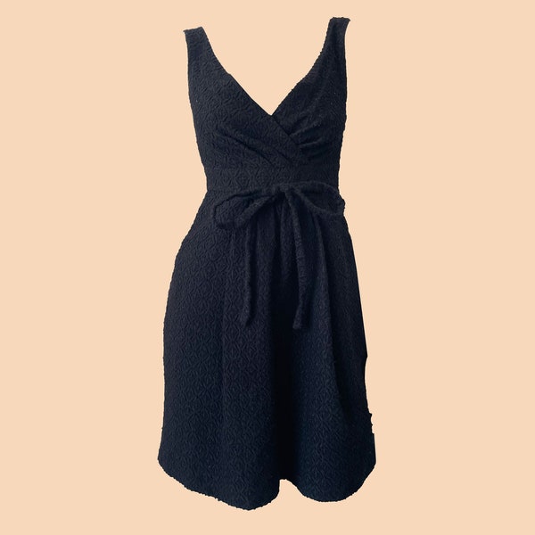 Moschino Robe noire bon marché et chic, décolleté en V, tissu texturé, détail de l’arc sur le devant, jupe A-Line