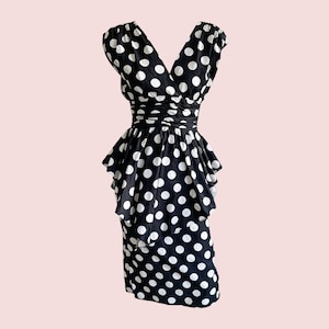 Robe vintage à pois : style pin-up noir et blanc avec basque