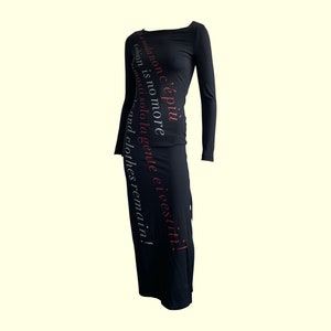 Vestido vintage de vaqueros Moschino de los años 90, eslogan italiano, &quot;La moda ya no es solo gente y ropa&quot;, vestido ajustado largo, diseño inusual.