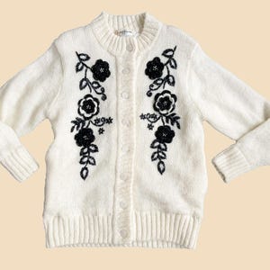 ヴィンテージ 80 年代 モヘア ブレンド カーディガン、黒とクリーム色の花柄プリント、長袖ジャンパー、ハイネック、ボタンダウン、快適な冬物