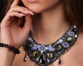 Collana in labradorite ricamata con perline e fiori blu, gioiello di tendenza