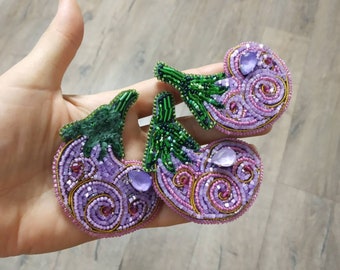 Purple eggplant brooch, bead embroidered brooch, embroidery jewelry, handmade purple vegetabl brooch, beaded elegance brooch, vegetable art