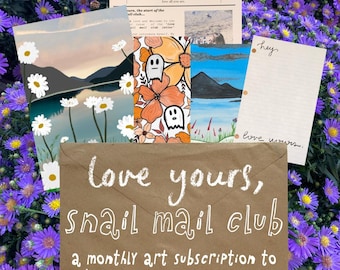 Könnte beinhalten: Ein brauner Papierumschlag mit dem weißen Text love yours, snail mail club, a monthly art subscription to bring more joy in your life, umgeben von verschiedenen Kunstdrucken, darunter eine Landschaft mit Gänseblümchen und ein Blumenmuster.