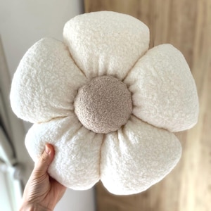 Daisy Flower Pillow, Girls Bedroom, Nursery Decor, Children’s Playroom Boho, Little Girl Gifts, Wildflower, Toddlers Bedroom
