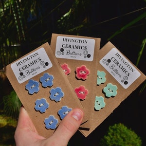 Handgefertigte Keramikknöpfe - 6er-Set - Handgefertigt in Oregon - Strickzubehör, das Ihren Kreationen Charme verleiht - Blumenform