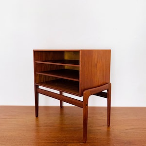 Comodino Mid-Century moderno in legno di teak, Danimarca, di Arne Vodder per Vamo 1960 immagine 1