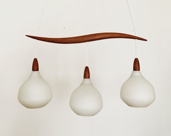 Lampada svedese Mid-Century Modern opaline e teak di Uno e Östen Kristiansson per Luxus | Anni 1960