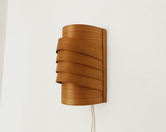 Swedish Mid-Century Modern wooden wall lamp by Hans Agne Jakobsson for Ellysett Markaryd | 1960s