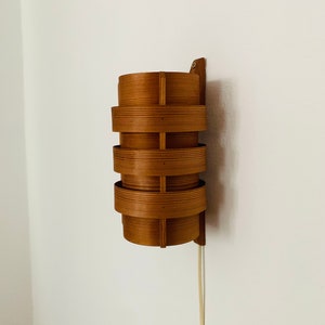 Swedish Mid-Century Modern wooden wall lamp by Hans Agne Jakobsson | 1960s