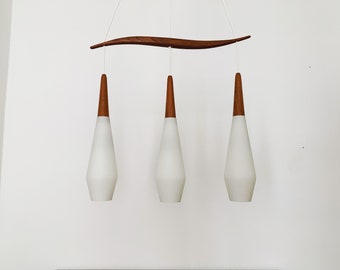 Suédois du milieu du siècle Verre opalin moderne et lampe en teck | Années 1960