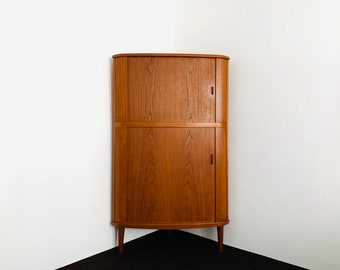 Danish teakwood corner cabinet by Arne Hovmand-Olsen for Skovmand and Andersen | 1960s