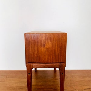 Comodino Mid-Century moderno in legno di teak, Danimarca, di Arne Vodder per Vamo 1960 immagine 7