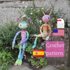 Puede incluir: Dos muñecos de ganchillo con forma de insecto, coloridos, con extremidades largas y antenas. Uno está de pie, el otro sentado. Los muñecos están hechos con varios colores, incluyendo rosa, azul, verde y naranja. La imagen incluye el texto "Crochet pattern".
