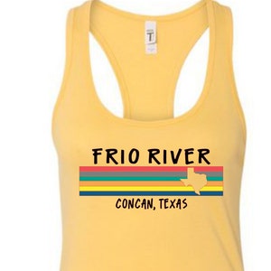 Puede incluir: Camiseta sin mangas amarilla con un diseño gráfico retro que presenta el texto "FRIO RIVER" y un contorno estilizado del estado de Texas. El gráfico también incluye un diseño de rayas multicolores y el texto "CONCAN, TEXAS".