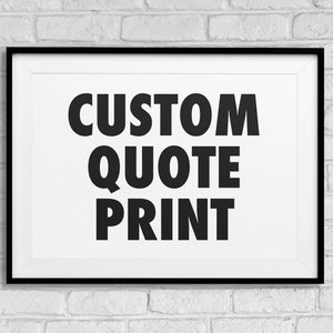 Puede incluir: Una impresi&oacute;n enmarcada con las palabras "CUSTOM QUOTE PRINT" en letras negras en negrita sobre un fondo blanco. El marco es negro y la impresi&oacute;n se muestra contra una pared de ladrillos blancos.