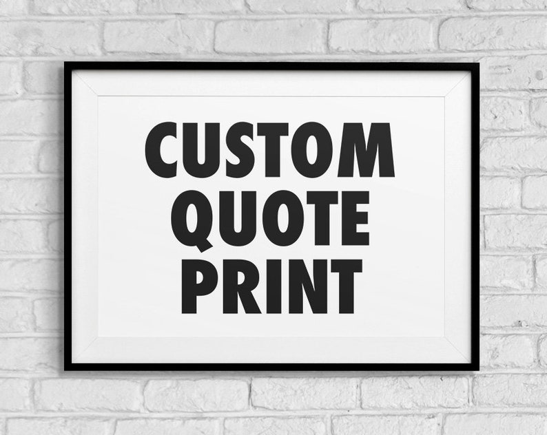 Puede incluir: Una impresi&oacute;n enmarcada con las palabras "CUSTOM QUOTE PRINT" en letras negras en negrita sobre un fondo blanco. El marco es negro y la impresi&oacute;n se muestra contra una pared de ladrillos blancos.